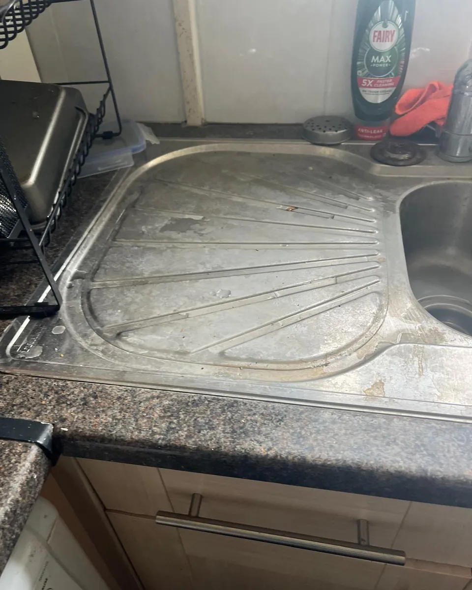 Kitchen sink and drainer before cleaning