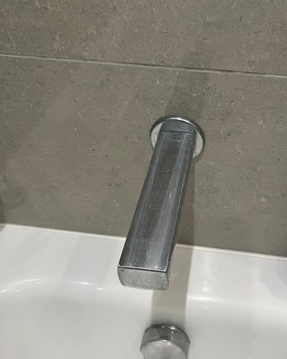 Bath spout before cleaning